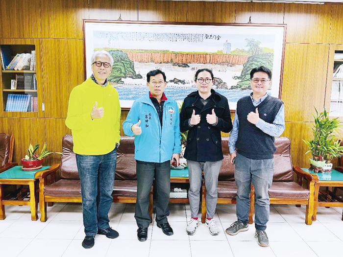 駐縣藝術家譚行健（左一）及張明曜（右二），拜會文化局長呂坤和，針對駐縣藝術創作問題面對面交流。（金門縣文化局提供）