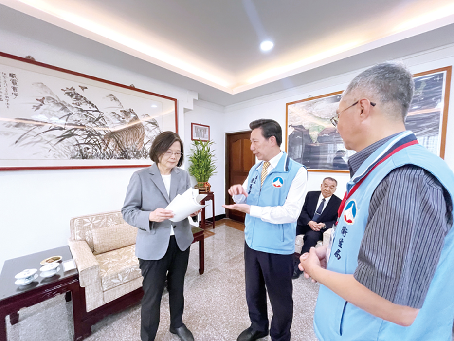 於去年八二三戰役紀念儀式活動當天,縣長陳福海親自向總統蔡英文報告離島醫院經營困境相關細節並爭取中央經費挹注情形。(衛生局提供)