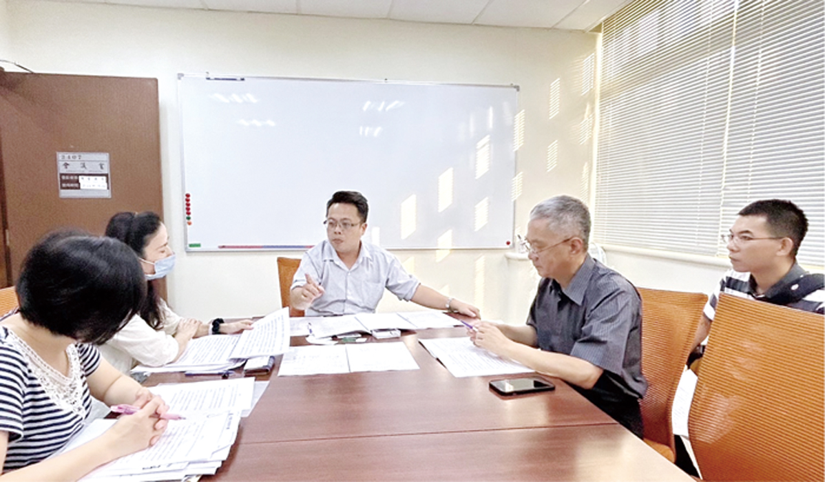 衛生局長蔡建鑫、科長蔡其衡參加立委陳瑩辦公室召開的協調會。(衛生局提供)