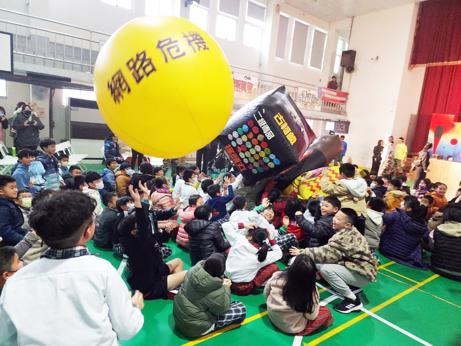 紙風車反毒劇場,與台下學生互動超歡樂。(許峻魁攝)