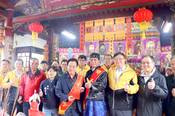 金門縣議長洪允典昨率議會團隊至庵前牧馬侯祠參拜祈福。(議會提供)