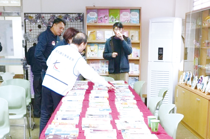 周大觀文教基金會贈二百餘冊精選勵志好書,豐富金湖鎮圖書館館藏。(楊水詠攝)
