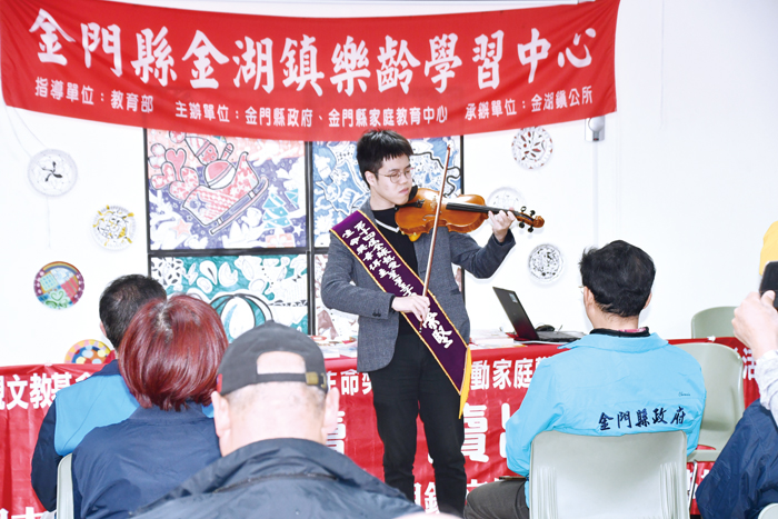 星星王子王榮堅分享勵志過程並演奏小提琴。（楊水詠攝）
