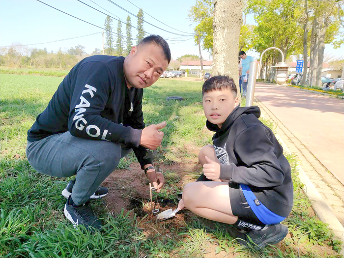 慶祝植樹節，述美國小昨日辦理「楓香大道植樹」活動，希望能永保楓香大道綠蔭以及秋天楓紅之美麗景象。（述美國小提供）