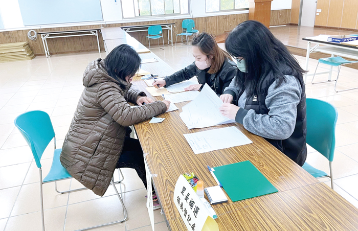 金沙鎮公所受理大洋里及光前里第13屆里長補選領表登記作業,昨日兩里各有1人完成登記。(金沙鎮公所提供)