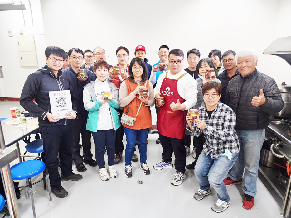 養殖科承辦年度新興養殖模式探索與跨域合作課程實踐研習,參加的老師合影。(許峻魁攝)