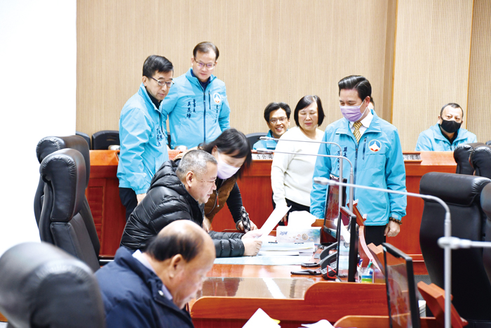 金門縣議會第八屆第六次臨時會昨開議，由議長洪允典擔任主席主持會議，縣長陳福海率縣政團隊備詢，並於會議中與議長洪允典及議員互動討論，以爭取縣府相關提案獲得支持。（楊水詠攝）