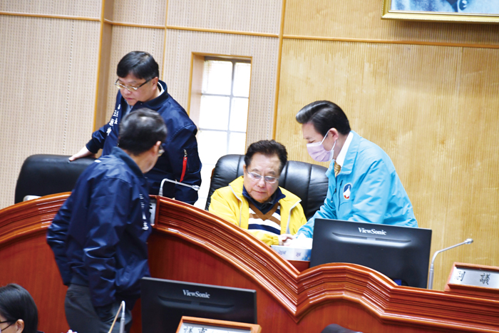 金門縣議會第八屆第六次臨時會昨開議，由議長洪允典擔任主席主持會議，縣長陳福海率縣政團隊備詢，並於會議中與議長洪允典及議員互動討論，以爭取縣府相關提案獲得支持。（楊水詠攝）