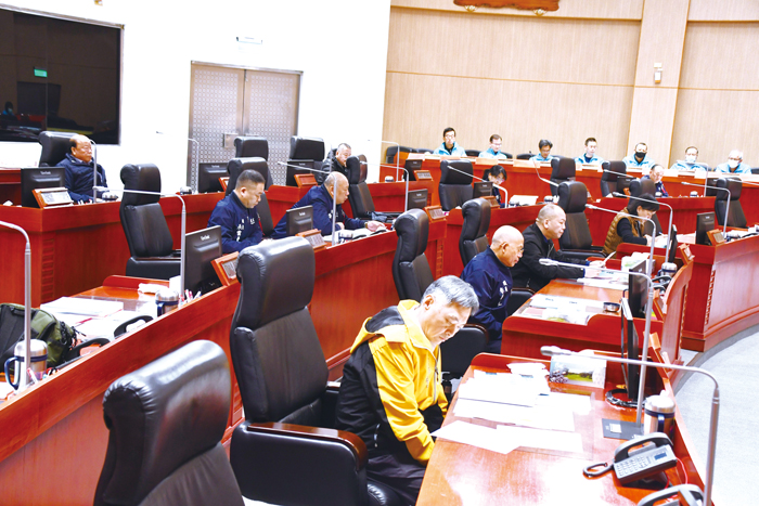 金門縣議會第八屆第六次臨時會昨開議，由議長洪允典擔任主席主持會議，縣長陳福海率縣政團隊備詢，並於會議中與議長洪允典及議員互動討論，以爭取縣府相關提案獲得支持。（楊水詠攝）