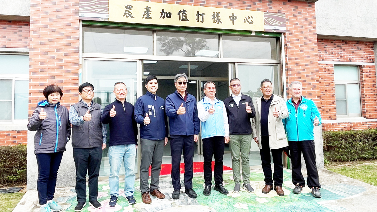在農業部補助下,金門縣農業試驗所成立農產加值打樣中心,昨日在農業部部長陳駿季、縣府參議陳祥麟、議員周子傑、蔡其雍、農試所所長許丕祥等聯袂揭幕下正式啟用。(陳麗妤攝)