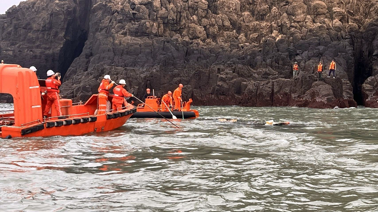 陸籍漁船於金門東碇島西南方海域沉沒，造成6名船員落海；海洋委員會海巡署指揮所屬單位，動員金門巡防區金門海巡隊船艇前往救援。
（海巡署提供）