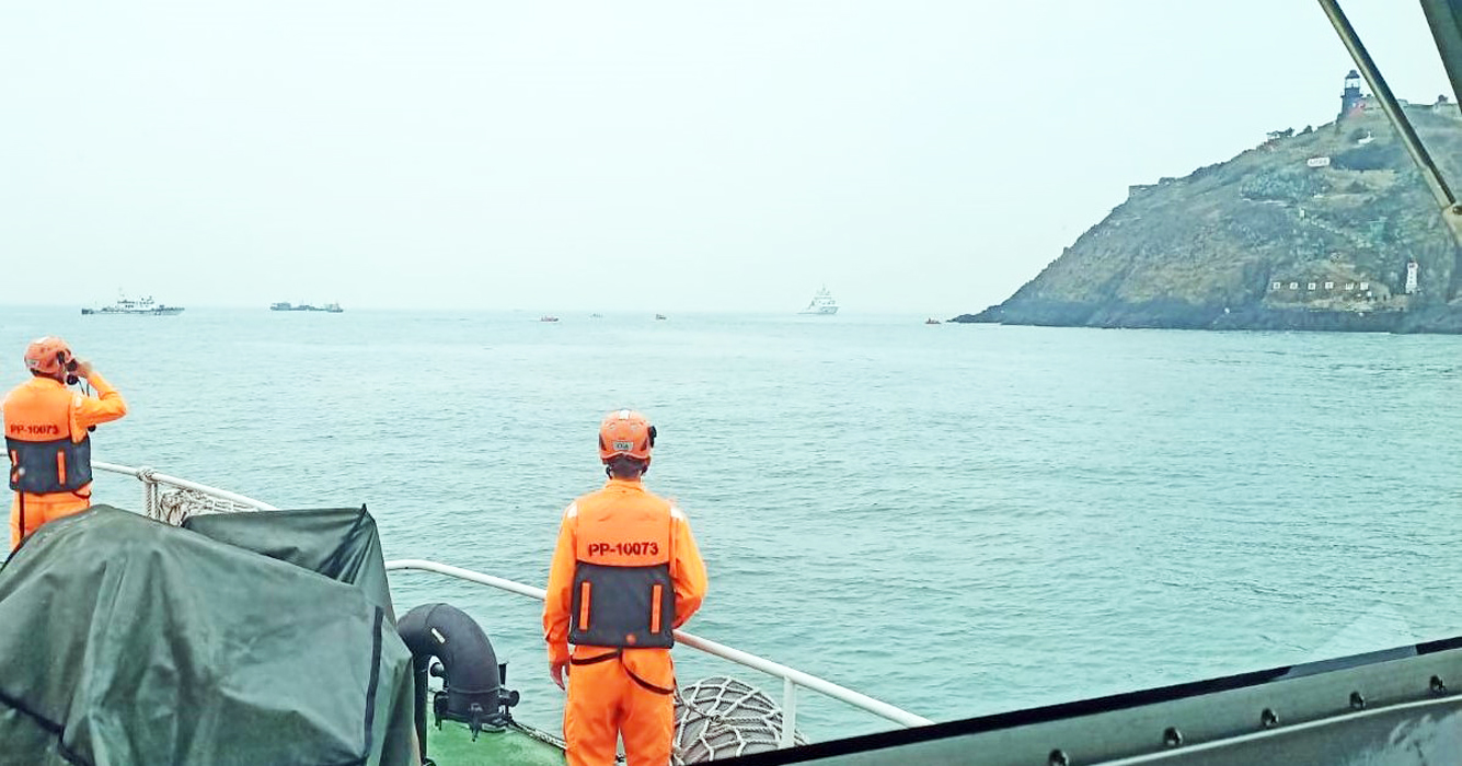 陸籍漁船於金門東碇島西南方海域沉沒，造成6名船員落海；海洋委員會海巡署指揮所屬單位，動員金門巡防區金門海巡隊船艇前往救援。
（海巡署提供）