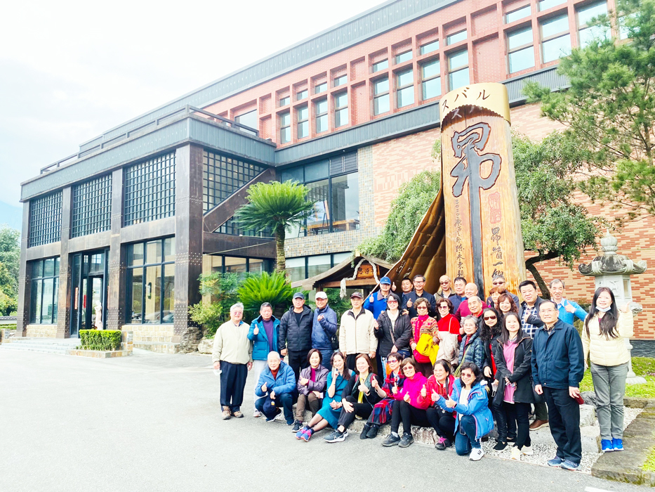 台北市金門同鄉會第17屆理監事暨眷屬志工花蓮之旅,參與鄉親暢遊各景點,並合照留念。(台北市金門同鄉會提供)