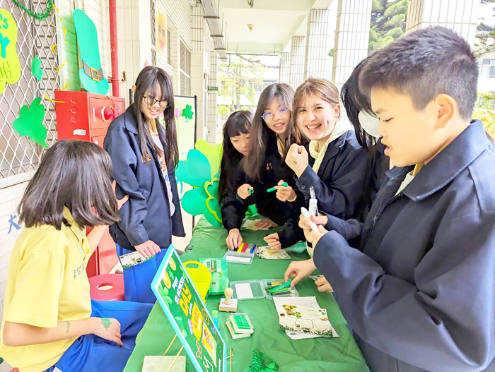 金沙國中日前辦理雙語日聖派翠克節闖關活動，全校成員包括校長、教師、職員工及學生皆穿戴綠色物件或彩繪三葉草（Clover or Shamrock）闖關、答題、摸彩，在學習中感受這個屬於春天的綠色節慶。（金沙國中提供）