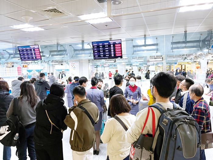 滯留旅客擠滿機場，受影響之旅客約兩千餘人。（高凡淳攝）