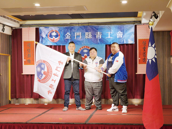 魏大川（中）擔任監交人，原任會長李大粘（右）將會旗交予新任會長任奕勳（左）。（許峻魁攝）