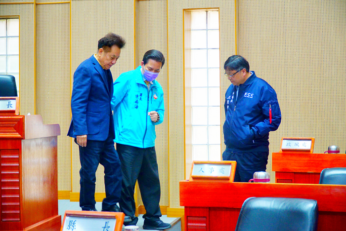 會議前後，縣長陳福海與議員互動。（許峻魁攝）