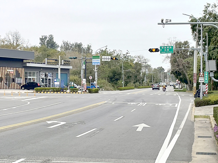 金湖鎮環島南路瓊徑路口,夏興往成功方向之車輛行駛動線,該路段增設左轉與直行車道分流,取消內側禁行機車及機車二段式左轉。
(觀光處提供)