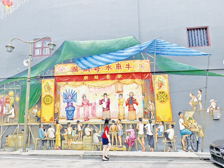 藝術家們透過壁畫重新畫出過去的新加坡牛車水,早年的常民日常,讓更多人認識真正的牛車水。(圖源:程平靈)