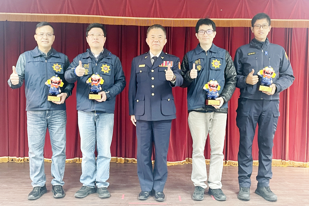 縣警局表揚員警好人好事優良事蹟，陳錦文局長肯定各受獎人員盡職之工作態度，也期許同仁能見賢思齊。（縣警局提供）