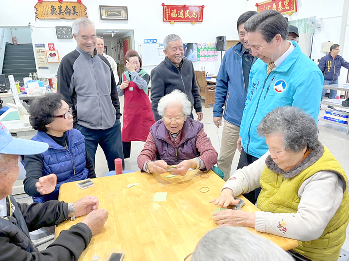陳福海縣長在烈嶼鄉長洪若珊的陪同下，親自走訪青岐社區照顧關懷據點，受到社區幹部及志工們的熱烈歡迎。（高凡淳攝）