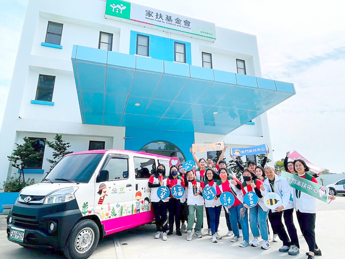 中華汽車行銷經理傅敏綸與承辦李莉沙小姐,代表企業捐贈金門家扶一部菱利電動汽車,由家扶扶幼主委楊肅謙代表接受。(家扶提供)
