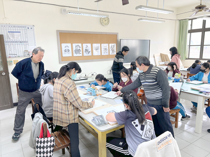 中正國小和金城國中藝術才能美術班,日前進行跨校交流。(金城國中提供)