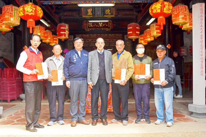 金門縣王氏宗親會昨日舉行祭祖大典，並頒發「閩王祠公益基金會111學年度優秀子弟獎學金」，以獎勵王氏宗族子弟們勤勉向學。（莊煥寧攝）