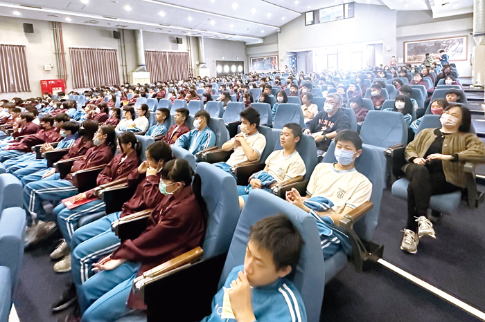 少年警察隊隊長李鑫鍇率隊進城中宣導，強化學生法治觀念。（縣警局少年隊提供）