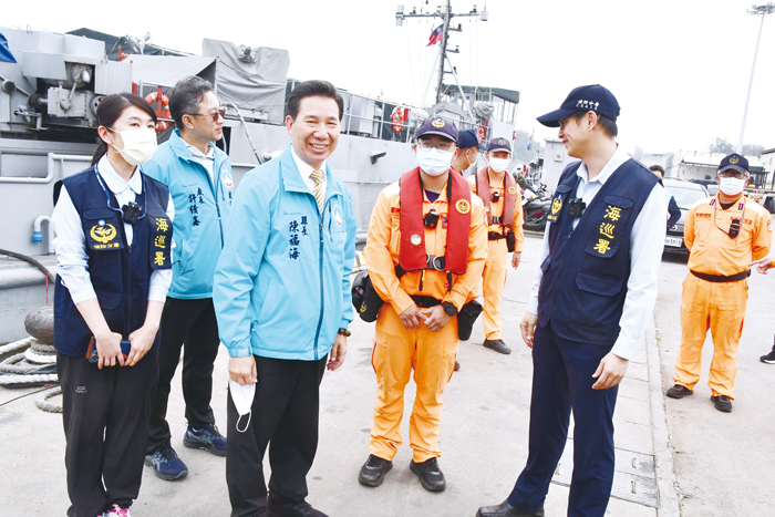 縣長陳福海到料羅碼頭關心海巡接回鄉親的過程及慰問人員辛勞。(楊水詠攝)