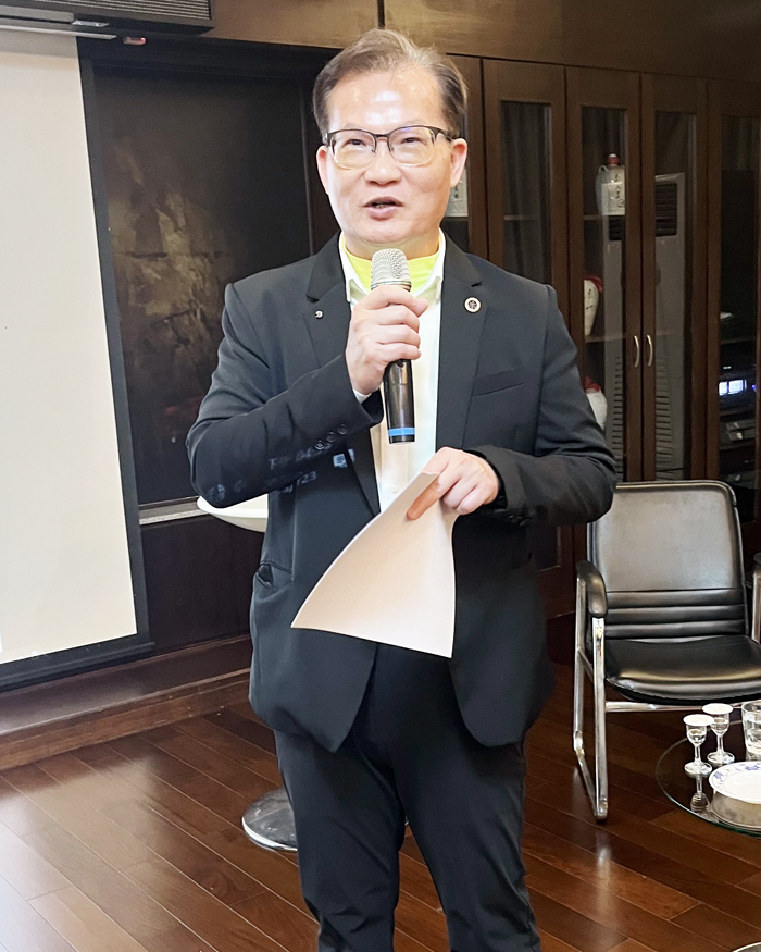 金門酒廠第16任總統副總統紀念酒│縣民配售酒正式亮相,金酒公司邀請酒商與媒體品鑑這款酒品時,金酒董事長吳昆璋都大力推薦這支酒物超所值、價格實惠、CP值超高。(莊煥寧攝)