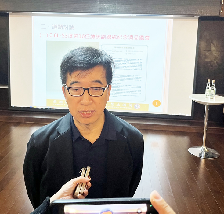 金門酒廠第16任總統副總統紀念酒│縣民配售酒正式亮相,金酒公司邀請酒商與媒體品鑑這款酒品時,總經理丁丞康都大力推薦這支酒物超所值、價格實惠、CP值超高。(莊煥寧攝)