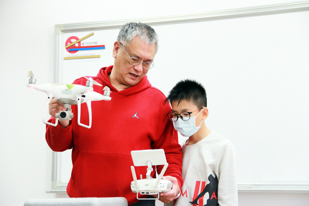 銘傳大學金門分部進行國小無人機營隊活動。（銘傳提供）