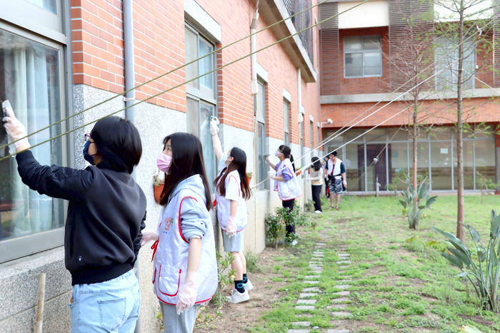 救國團結合金大,前進松柏園做公益。(救國團金門團委會提供)