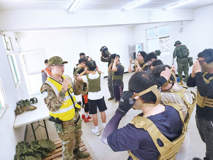指導人員說明裝備穿著與安全事項。(許峻魁攝)
