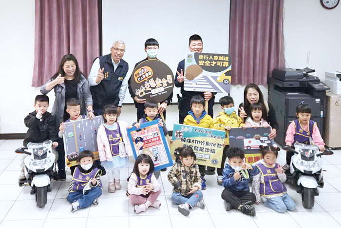 述美國小幼兒園師生參訪金城分局，小朋友騎上專用的哈雷機車。（莊煥寧攝）