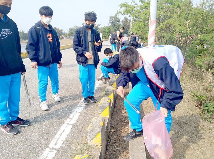 救國團舉辦「青年啟航，環保永續」淨灘活動。（救國團提供）
