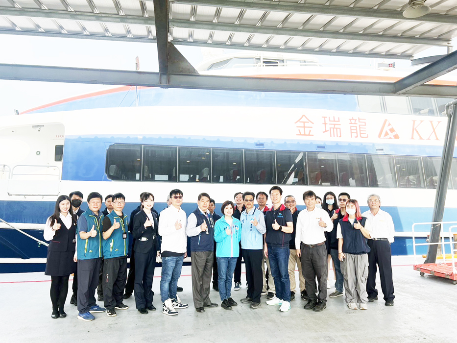 縣府觀光處副處長董雲馨、科長蔡百里、航港局金門辦事處專委顧克亞、陳玉珍立委辦公室主任林孫全至水頭碼頭參與試航作業情形。(觀光處提供)