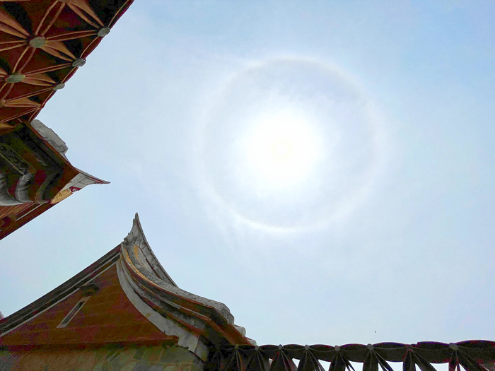 金門地區29日中午出現「日暈」景觀。(翻攝樂遊金門臉書)