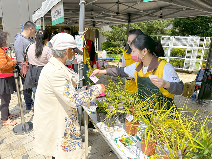 響應三月植樹月,昇恆昌金湖廣場30日首度與金門縣林務所攜手舉辦捐發票換樹苗活動,吸引許多民眾參加。(陳冠霖攝)