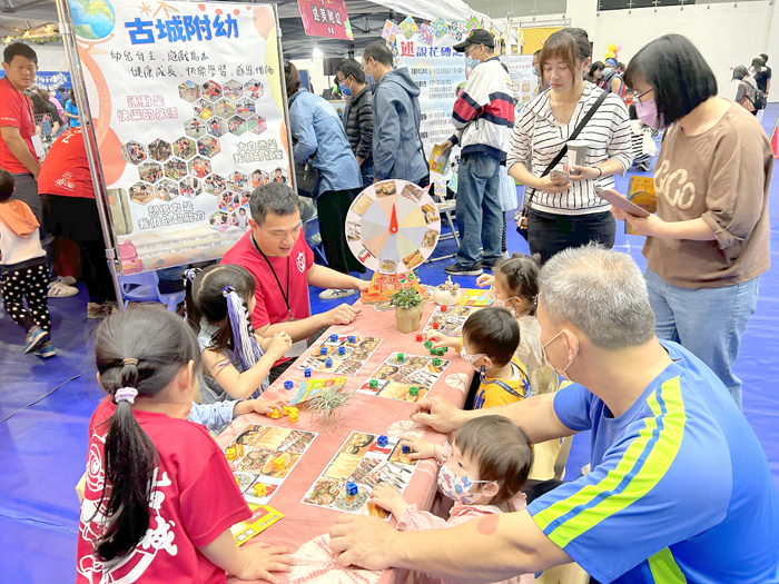 爸爸媽媽大手牽小手、阿公阿嬤攜孫體驗闖關樂趣。(許加泰攝)