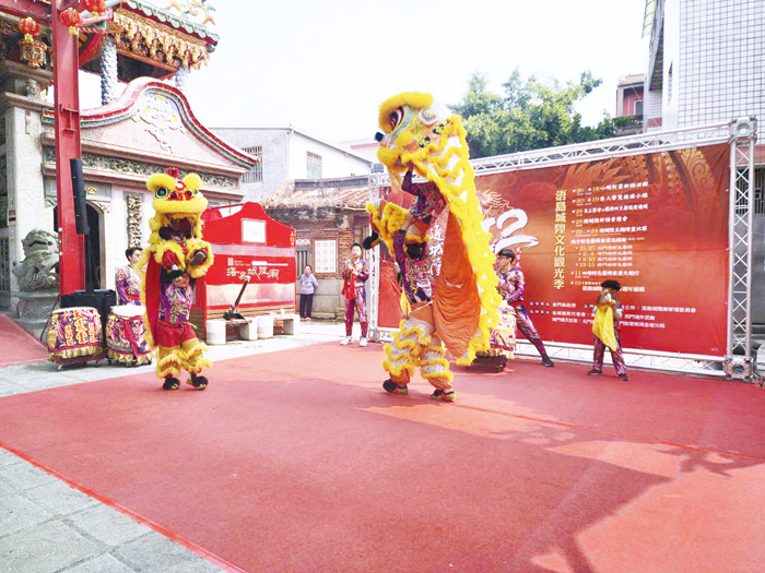 天震堂醒獅團陣頭表演。(許峻魁攝)