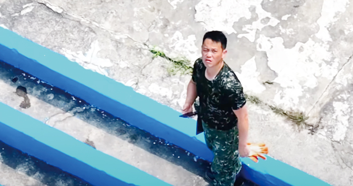 中國無人機29日入侵二膽島上空,跟阿兵哥四目相接。(翻攝youtube)