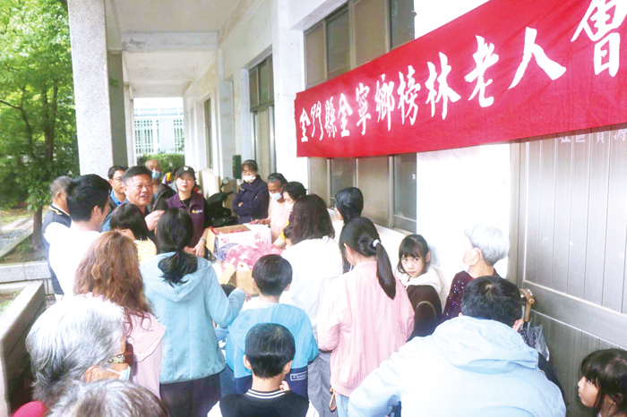 兒童節前夕，縣議員許玉昭結合榜林老人會辦理「當我們童在一起、有福童享」活動。（許加泰攝）