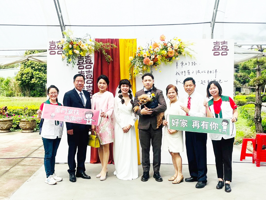 烈嶼旅台鄉親孫仁樹、徐玉華伉儷娶媳婦，婚宴禮金以賓客名義悉數捐金門家扶中心做善事。（照片由金門家扶中心提供）