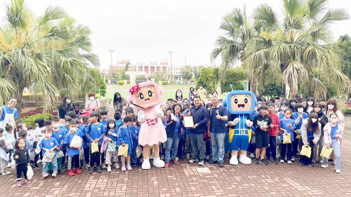 名城有線電視昨（4月1）日上午到何浦國小慶祝兒童節，電視偶「名妹」、「城哥」，帶著Q版隨身小物，與鎮長吳有家、校長陳佩玉等贈送禮物給每一位孩童，小朋友猜拳、有獎徵答互動，現場HIGH到不行。（陳麗妤攝）