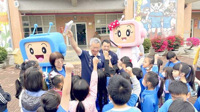 名城有線電視昨（4月1）日上午到何浦國小慶祝兒童節，電視偶「名妹」、「城哥」，帶著Q版隨身小物，與鎮長吳有家、校長陳佩玉等贈送禮物給每一位孩童，小朋友猜拳、有獎徵答互動，現場HIGH到不行。（陳麗妤攝）