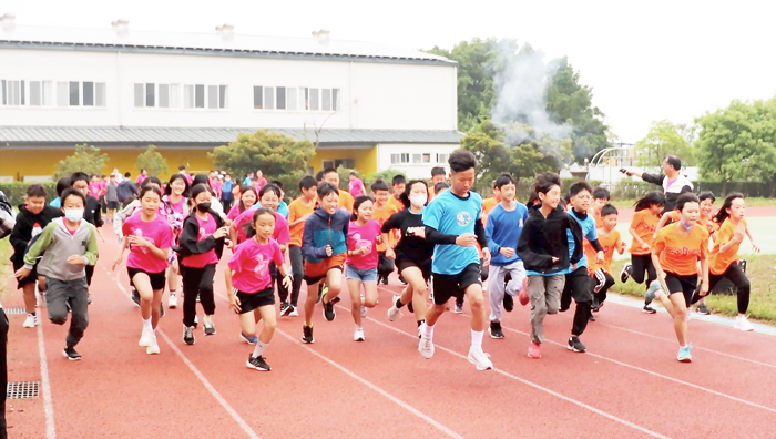 多年國小昨舉辦「多柏越野賽」，增進多年與柏村兩校學童運動和友誼。（多年國小提供）