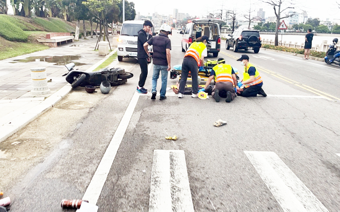 西海路與賢城路口發生酒後駕車交通事故，二位機車駕駛送醫。（金城分局提供）