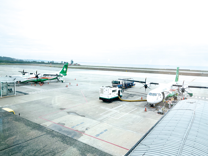 為疏運返台鄉親,立榮航班協助加開班機。(高凡淳攝)